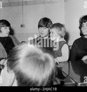 The BeatlesThe Beatles Backstage aux Beatles au Bradford Gaumont 9th octobre 1964 en photo avec la jeune fan Karen Spence de Pudsey Yworks.La chanteuse Mary Wells est tout à droite sur cette photo.Mary ouvrait pour les Beatles lors de cette visite de 1964.Ringo Starr John Lennon Banque D'Images