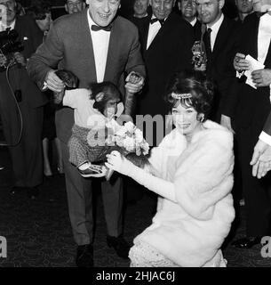 La première du film « What a Way to Go! »Tenu au Carlton Cinema, Haymarket.Star du film, Shirley MacLaine est photographiée avec une robe « longue » et près de £50 000 valeur de bijoux.1st juillet 1964. Banque D'Images