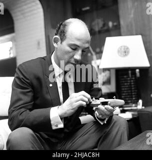 Stirling Moss photographié lors de son entretien de 1964 avec le miroir Tony Miles photographié le 14th mai 1964 Banque D'Images