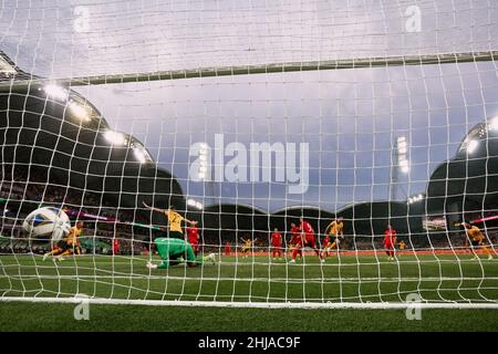 Melbourne, Australie, 27 janvier 2022.L'Australie marque un but lors du match de football de qualification de la coupe du monde entre l'Australie Socceroos et le Vietnam le 27 janvier 2022 à l'AAMI Park de Melbourne, en Australie.Crédit : Dave Helison/Speed Media/Alamy Live News Banque D'Images