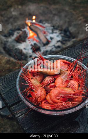 préparer des crevettes fraîches à l'extérieur pendant le camping Banque D'Images