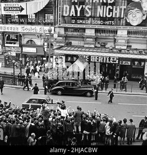 The Beatles A Hard Day's Night Royal première au London Pavilion Cinema, à l'angle de Shaftesbury Avenue et Coventry Street, Londres, le lundi 6th juillet 1964. Banque D'Images