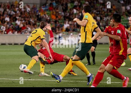 Melbourne, Australie, 27 janvier 2022.Quang Hai Nguyen du Vietnam tombe après avoir fait un coup de pied lors du match de football de qualification de la coupe du monde entre l'Australie Socceroos et le Vietnam le 27 janvier 2022 à l'AAMI Park à Melbourne, en Australie.Crédit : Dave Helison/Speed Media/Alamy Live News Banque D'Images