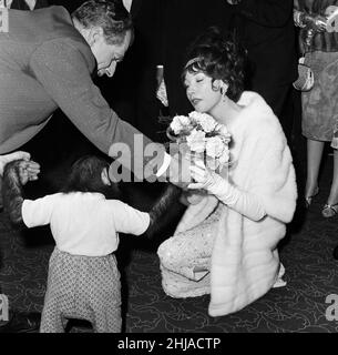 La première du film « What a Way to Go! »Tenu au Carlton Cinema, Haymarket.Star du film, Shirley MacLaine est photographiée avec une robe « longue » et près de £50 000 valeur de bijoux.1st juillet 1964. Banque D'Images