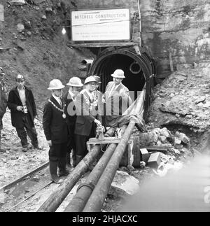 La coupe de 1 140 pieds de haut Manshead Hill a été achevée lorsque le maire de Wakefield, le juge en chef Alderman Nathan Hutchinson, a tiré les deux derniers chefs d'accusation pour compléter le tunnel.24 hommes ont travaillé jour et nuit en coupant le tunnel, 8000 pieds de long, souvent à la taille profondément dans l'eau, les conditions ont été les plus difficiles, mais les hommes ont applaudi comme ils ont été félicités par le maire.La bogie qui l'a amené à 4 000 pieds dans le tunnel est sortie de la piste lors du trajet de retour, de sorte que M. Hutchinson a dû barboer à travers l'eau qui s'écoulait dans le tunnel.Le tunnel garantit une alimentation en eau suffisante pour faire des péps Banque D'Images