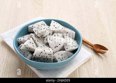 Un bol de fruits frais de dragon sur fond de bois. Fruits du petit-déjeuner le matin. Banque D'Images