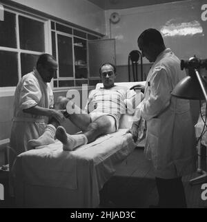 Dans les coulisses du Real Madrid football Club, stade Santiago Bernabeu, Madrid, Espagne, 24th mai 1964.Trois jours avant la finale de la coupe d'Europe contre l'Inter Milan.Photographié, le capitaine d'équipe, Alfredo Di Stéfano, reçoit un traitement thermique pour sa jambe. Banque D'Images