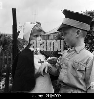 David Kilgour, 8 ans, veut être un soldat vu chez lui à Mochdre, dans la baie de Colwyn, avec les membres réguliers de son armée.En photo, Sandra Edwards, 5 le frère de David Richard, 5.22nd juin 1963. Banque D'Images