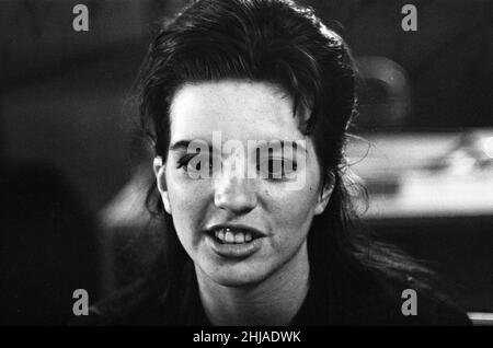 L'actrice et chanteuse Liza Minnelli, 18 ans, à Londres, répète pour un spectaculaire à la télévision.17th juin 1964. Banque D'Images