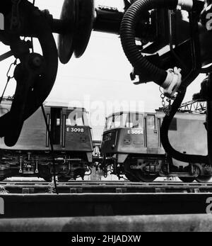 Deux nouveaux trains de locomotives électriques express de classe 83 de British Rail, construits par English Electric à Vulcan Foundry, Newton-le-Willows pour la nouvelle ligne principale de la côte Ouest entre Birmingham et Liverpool.Vers janvier 1963. Banque D'Images