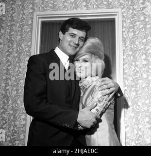 Chanteuse Dusty Springfieldrevue ici avec la star pop Eden Kane dans son dressing à Croydon juste après qu'ils aient annoncé qu'ils étaient plus que de bons amis.23rd février 1964 Banque D'Images