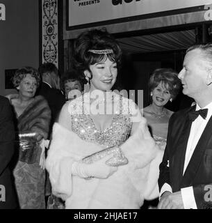 La première du film « What a Way to Go! »Tenu au Carlton Cinema, Haymarket.Star du film, Shirley MacLaine est photographiée avec une robe « longue » et près de £50 000 valeur de bijoux.1st juillet 1964. Banque D'Images
