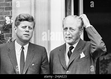 La visite du président américain John F Kennedy en Angleterre. Ici, il est photographié avec le premier ministre britannique Harold MacMillan dans la maison de campagne du premier ministre à Birch Grove, Sussex, Angleterre, avant de tenir des pourparlers privés.29th juin 1963. Banque D'Images