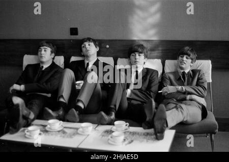 Les Beatles se détendent pendant les répétitions au Prince of Wales Theatre de Londres pour le Royal Variety Command Performance qui doit avoir lieu plus tard le même jour, le 4th novembre 1963.**Veuillez noter - il s'agit d'une RÉPÉTITION prise plus tôt dans la journée, le même jour avant l'événement*** photo prise le 4th novembre 1963 Banque D'Images