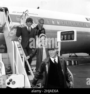 Pop Group The Beatles le 1964Two mai des Beatles arrivent à l'aéroport de Londres, de leurs vacances George Harrison et sa petite amie Patti Boyd, John Lennon avec la femme Cynthia Lennon quittant l'avion Banque D'Images