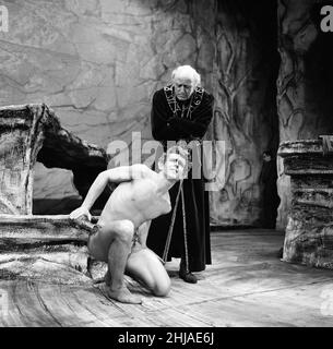 La première représentation de « The Tempest » de William Shakespeare aura lieu le 29th mai 1962 au Old Vic Theatre, Waterloo Road, Londres.Le réalisateur est Oliver Neville, designer Leslie pressé, compositeur Michael Trippett.Les photos sont Alastair SIM comme Prospero et Kerry Gardner comme Ariel.28th mai 1962. Banque D'Images