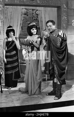 Amanda Barrie et Sid James sur le set de «Carry On Cleo» à Pinewood Studios, Buckinghamshire.4th août 1964. Banque D'Images