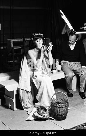 Amanda Barrie sur le set de «Carry On Cleo» à Pinewood Studios, Buckinghamshire.4th août 1964. Banque D'Images