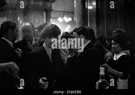 Le 20 novembre 1964, le Gent Rag ball, organisé par l'Université de Londres, a eu lieu à l'Empire Pool, à Wembley, Londres.Le spectacle a commencé à 9 h et s'est terminé à 7 h du matin avec 7 000 personnes se présentant dans toutes sortes de vêtements.Le spectacle a été animé par Jimmy Savile et a présenté les Rolling Stones, Animals, long John Baldry, Susan Maughan, Lorne Lesley,Ginger Johnson & HIS African Drummers et Humphrey Lyttelton.Ringo Starr et John Lennon des Beatles étaient présents. Banque D'Images