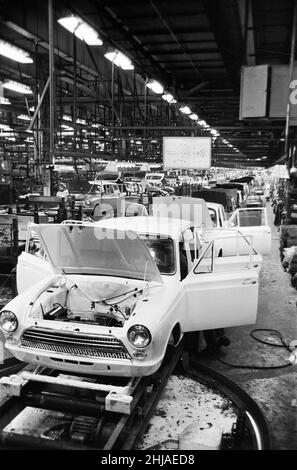 Scènes générales à l'intérieur de l'usine de Ford à Dagenham, Essex, montrant des voitures sur la chaîne de production.24th janvier 1964. Banque D'Images