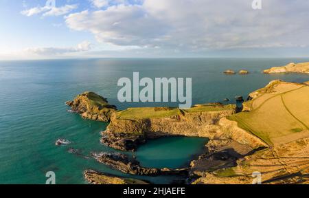 Vue aérienne de la côte rocheuse et du 'Blue Lagoon' sur la côte du Pembrokeshire au pays de Galles Banque D'Images