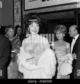 La première du film « What a Way to Go! »Tenu au Carlton Cinema, Haymarket.Star du film, Shirley MacLaine est photographiée avec une robe « longue » et près de £50 000 valeur de bijoux.1st juillet 1964. Banque D'Images