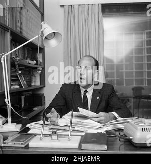 Stirling Moss, pilote de course ACE, est maintenant Stirling Moss Limited, dans son bureau/domicile de trois étages dans le West End de Londres.Soleil bronzé et portant seulement les moindres marques de son récent accident, photographié dans son bureau.Londres, Angleterre.12th septembre 1962. Banque D'Images