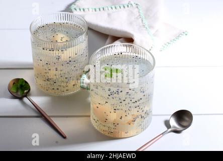 Bird Nest ICE dessert, es Sarang Burung.Soupe sucrée faite de gelée déchiquetée, de Lychee, de graines de basilic Selasih et de sirop de sucre, sur la table blanche Banque D'Images