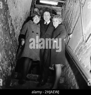 Le comédien Ken Dodd est devenu le premier membre honoraire à vie du Liverpool Cavern Club.Ken arrive au club, accompagné de Margaret Johnson, 19 ans, et de Kathy Baldwin, 18 ans, tous deux de Liverpool.24th janvier 1964. Banque D'Images