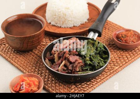 SEI SAPI ou Beef Sei est du bœuf fumé traditionnel indonésien, servi avec des feuilles de manioc bouillies et du luat de Sambal ou du Matah de Sambal.Cuisine typique de Nusa Banque D'Images