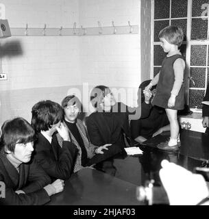 The BeatlesThe Beatles Backstage au Bradford Gaumont, 9th octobre 1964, en photo avec la jeune fan Karen Spence de Pudsey Yworks.La chanteuse Mary Wells est obcensured et tout à droite sur cette photo Mary s'ouvrait pour les Beatles lors de cette tournée de 1964.George Harrison Paul McCartney Ringo Starr John Lennon Banque D'Images