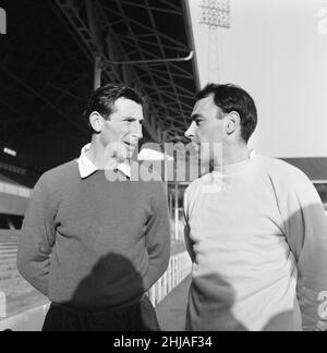 Alan Gilzean, Spurs, nouvelle signature de Dundee, au coût de 72 500 livres, à White Hart Lane, pour s'entraîner avant le match contre Everton, quand il fera ses débuts, photographié le vendredi 18th décembre 1964.Notre photo montre ...Alan Gilzean (r) avec son coéquipier écossais Bill Brown, ils étaient auparavant coéquipiers à Dundee. Banque D'Images