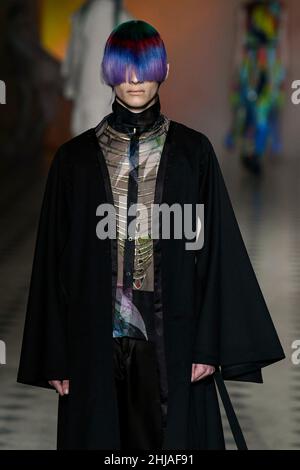 Paris, France.27th janvier 2022.YUIMA NAKAZATO SS22 piste en haute Couture Printemps été 2022 - janvier 2022 - Paris, France 27/01/2022 crédit: dpa/Alay Live News Banque D'Images