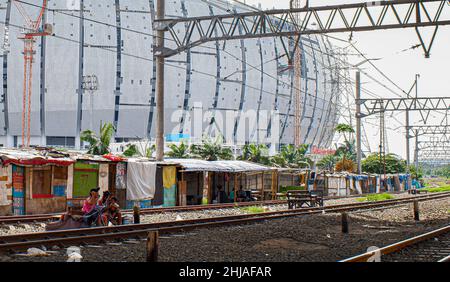 Nord de Jakarta, Indonésie.28th janvier 2022.Les résidents vus assis prenant soin de leurs bébés.L'impact de la construction du projet de stade international de Jakarta grâce à ce projet, les villageois de kampung bayam ont été expulsés,certaines de leurs maisons ont été peintes avec des chiffres. leur espoir est que le parti du projet et le gouvernement fourniront des précisions sur le montant de la compensation qui sera accordée.Crédit : SOPA Images Limited/Alamy Live News Banque D'Images