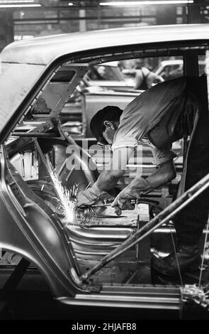 Scènes générales à l'intérieur de l'usine de Ford à Dagenham, Essex, montrant des voitures sur la chaîne de production.24th janvier 1964. Banque D'Images