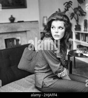 Samantha Eggar, actrice britannique, est interviewé par Donald Zec, journaliste de Daily Mirror, à son appartement à Londres, le lundi 11th novembre 1963. Banque D'Images