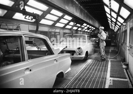 Scènes générales à l'intérieur de l'usine de Ford à Dagenham, Essex, montrant des voitures sur la chaîne de production.24th janvier 1964. Banque D'Images