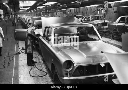 Scènes générales à l'intérieur de l'usine de Ford à Dagenham, Essex, montrant des voitures sur la chaîne de production.24th janvier 1964. Banque D'Images