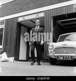 Stirling Moss, pilote de course ACE, est maintenant Stirling Moss Limited, dans son bureau/domicile de trois étages dans le West End de Londres.Soleil bronzé et portant seulement les moindres marques de son récent accident, photographié en quittant sa maison.Londres, Angleterre.12th septembre 1962. Banque D'Images