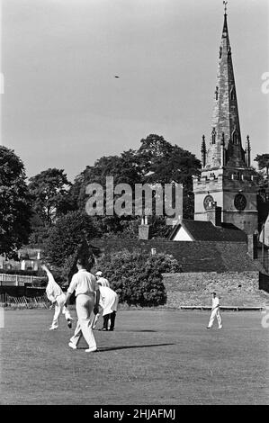 Un match de cricket a lieu dans le village de Wombourne, dans le Staffordshire, en Angleterre.28th juillet 1963. Banque D'Images