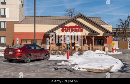 Une voiture garée devant le restaurant Outback Steakhouse à Monroeville, Pennsylvanie, États-Unis Banque D'Images