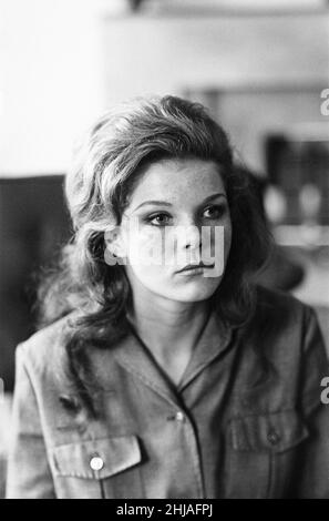 Samantha Eggar, actrice britannique, est interviewé par Donald Zec, journaliste de Daily Mirror, à son appartement à Londres, le lundi 11th novembre 1963. Banque D'Images