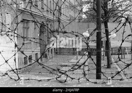 Scènes à Berlin, trois ans après le début des travaux sur la construction du mur de Berlin, séparant l'est de l'Ouest.Vue sur le mur de Berlin Ouest à l'est montrant les enfants en jeu.25th octobre 1964. Banque D'Images