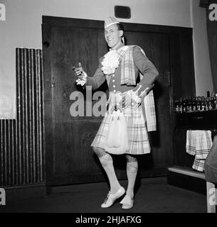 Bruce Forsyth en costume écossais dans lequel il apparaît lors d'un nouveau spectacle Palladium.1st juin 1962. Banque D'Images