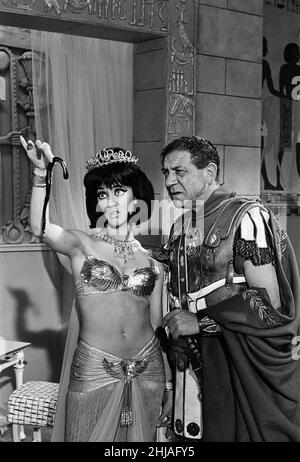 Amanda Barrie et Sid James sur le set de «Carry On Cleo» à Pinewood Studios, Buckinghamshire.4th août 1964. Banque D'Images