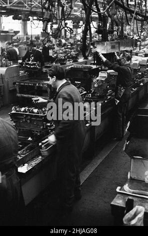 Scènes générales à l'intérieur de l'usine de Ford à Dagenham, Essex, montrant des voitures sur la chaîne de production.24th janvier 1964. Banque D'Images