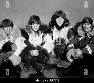 « Another Beatles Christmas Show », au Hammersmith Odeon, Londres, 23rd décembre 1964.Les Beatles posent pour une prise de vue de groupe portant des tenues esquimaux *** Légende locale *** L-R George Harrison Paul McCartney John Lennon et Ringo Starr beatexhib12 Banque D'Images