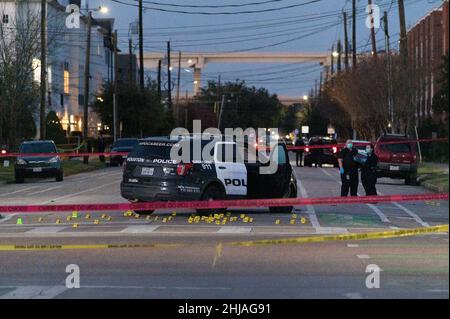Houston, États-Unis.27th janvier 2022.Trois policiers de Houston ont été abattus à Houston, Texas, le jeudi 27 janvier 2022.Roland Caballero a mené la police dans une poursuite à travers Houston, quand il a crié sa voiture dans 3rd Ward, il est sorti et a commencé à tirer sur les officiers dans la poursuite.Les 3 officiers sont tous en état stable.(Photo de Jennifer Lake/SIPA USA) crédit: SIPA USA/Alay Live News Banque D'Images