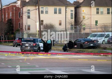 Houston, États-Unis.27th janvier 2022.Trois policiers de Houston ont été abattus à Houston, Texas, le jeudi 27 janvier 2022.Roland Caballero a mené la police dans une poursuite à travers Houston, quand il a crié sa voiture dans 3rd Ward, il est sorti et a commencé à tirer sur les officiers dans la poursuite.Les 3 officiers sont tous en état stable.(Photo de Jennifer Lake/SIPA USA) crédit: SIPA USA/Alay Live News Banque D'Images