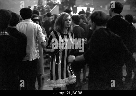 Le 20 novembre 1964, le Gent Rag ball, organisé par l'Université de Londres, a eu lieu à l'Empire Pool, à Wembley, Londres.Le spectacle a commencé à 9 h et s'est terminé à 7 h du matin avec 7 000 personnes se présentant dans toutes sortes de vêtements.Le spectacle a été animé par Jimmy Savile et a présenté les Rolling Stones, Animals, long John Baldry, Susan Maughan, Lorne Lesley,Ginger Johnson & HIS African Drummers et Humphrey Lyttelton. Banque D'Images